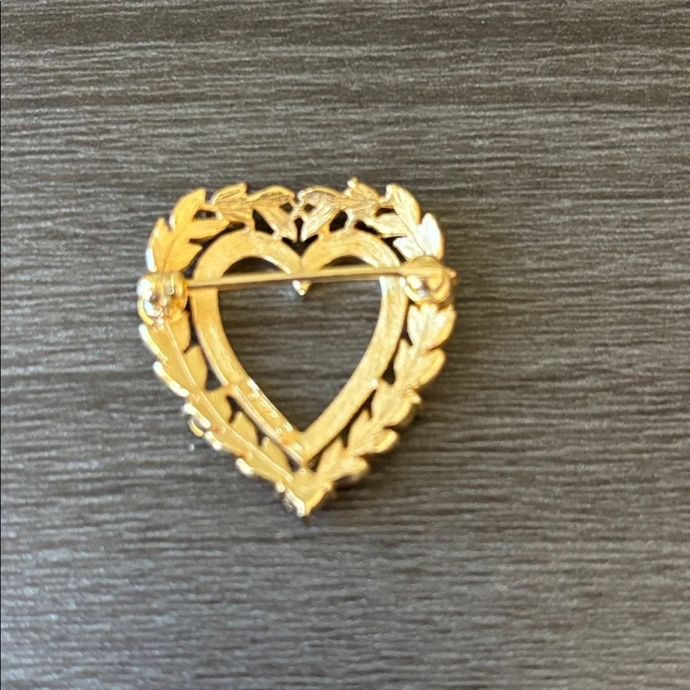 Vintage Crown Trifari “Dearest Heart”‎ Gold Toned Brooch Multicolor Rhinestones